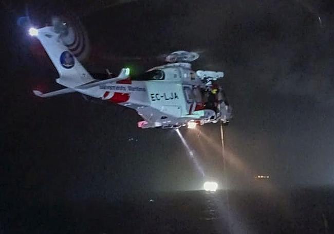 El helicóptero de Salvamento Marítimo, durante el rescate . 112
