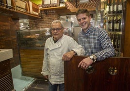 Mariano Mora con su hijo David, en el restaurante La Prensa.