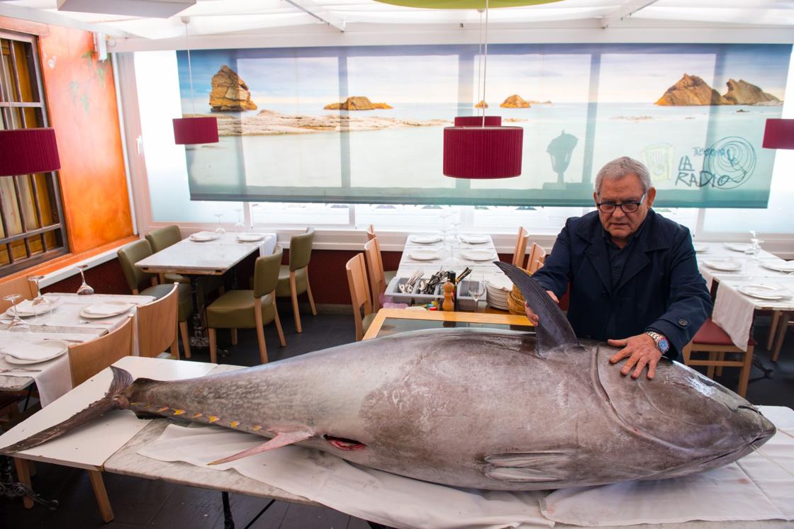Mariano con el atún rojo toro espectacular que protagonizó las jornadas de 2020.