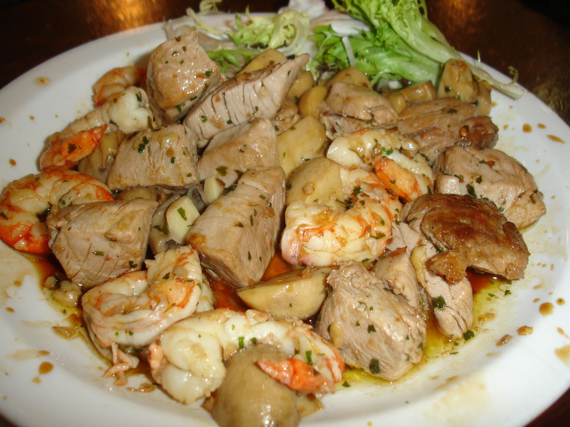 Guiso de atún rojo con langostinos.