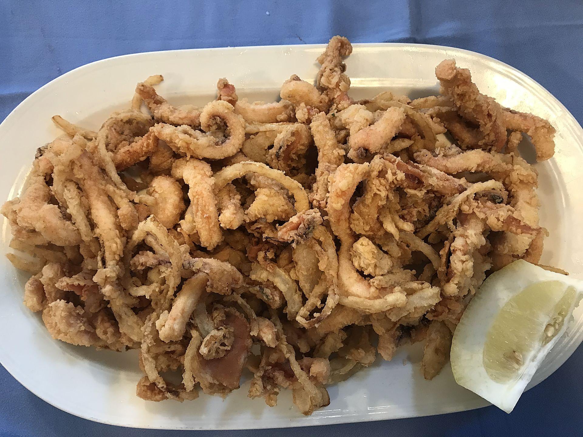 Las rabas de calamar con aros de cebolla fueron un hilo conductor en todos sus establecimientos.