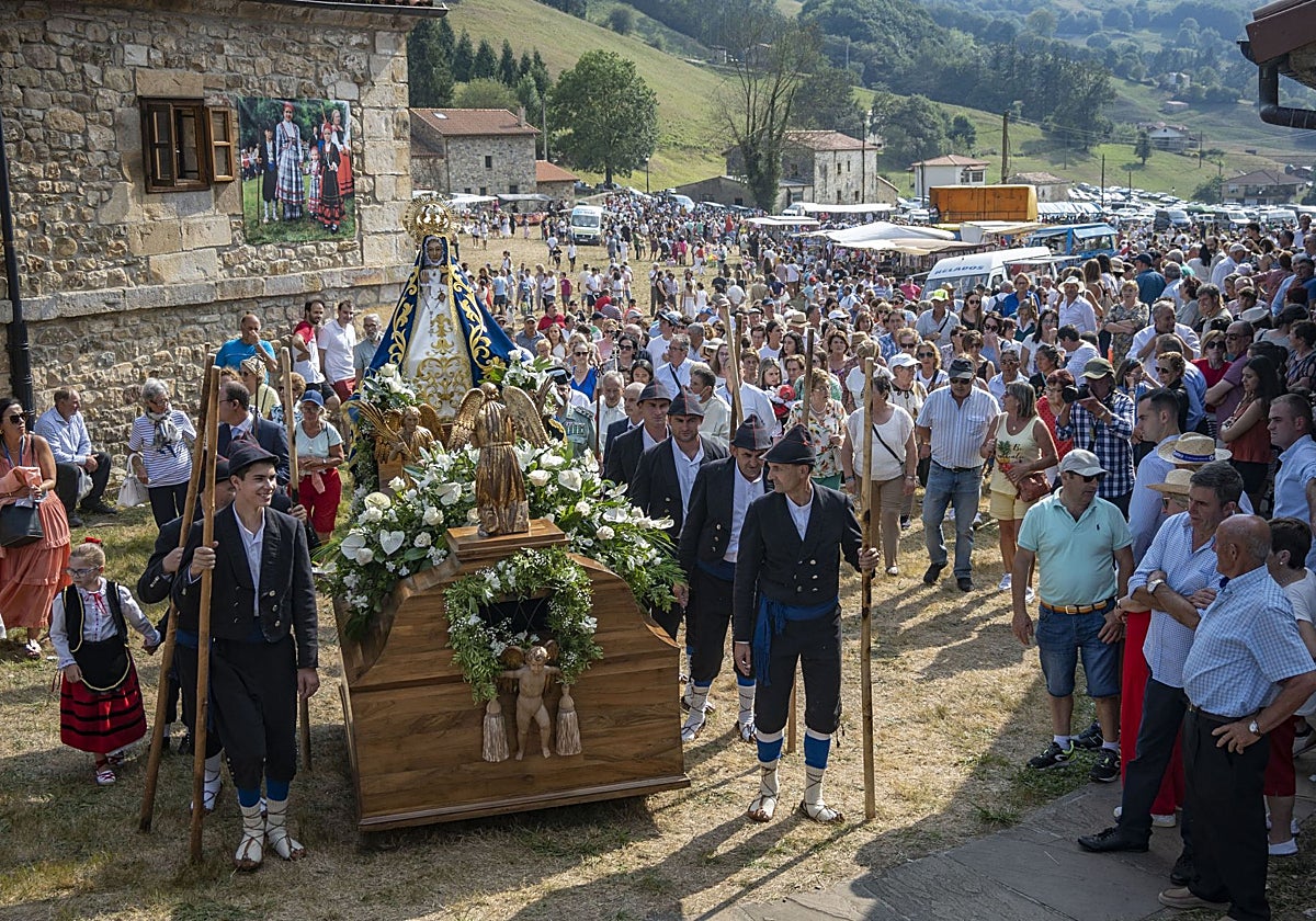 Una imagen de la procesión de la Virgen, el día de la patrona en el santuario de Selaya.