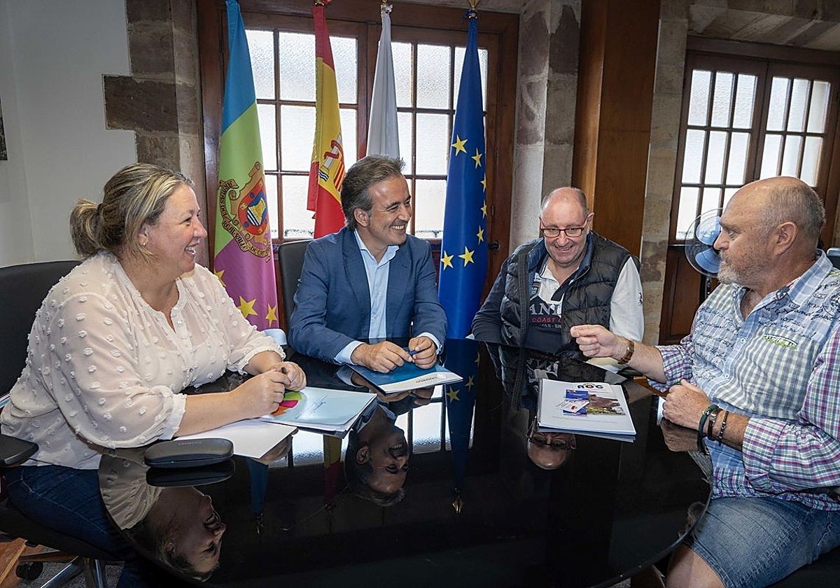 La concejala, el alcalde, el vocal en la junta vecinal y el presidente del a Asociación de Ostomizados de Cantabria.