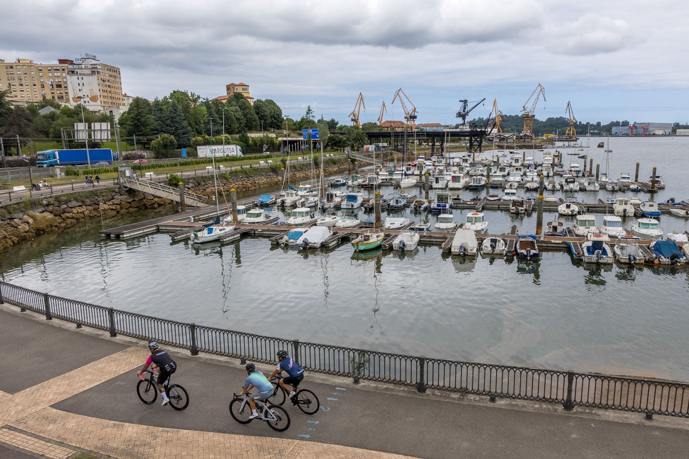 Ciclistas pasan junto al embarcadero de El Astillero.