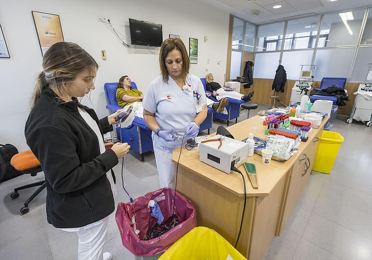 Dos enfermeras se preparan, en una imagen de archivo, para realizar una extracción de sangre a donantes.