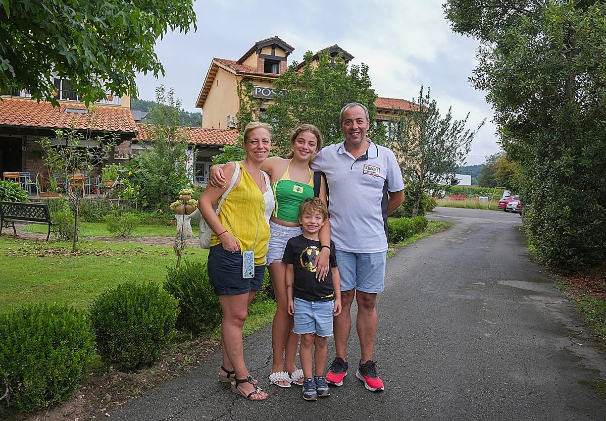 De izquierda a derecha, Esther Palazón, Ainhoa, Néstor y Carlos Sánchez, en el apartamento donde se hospedan en Cabrojo.