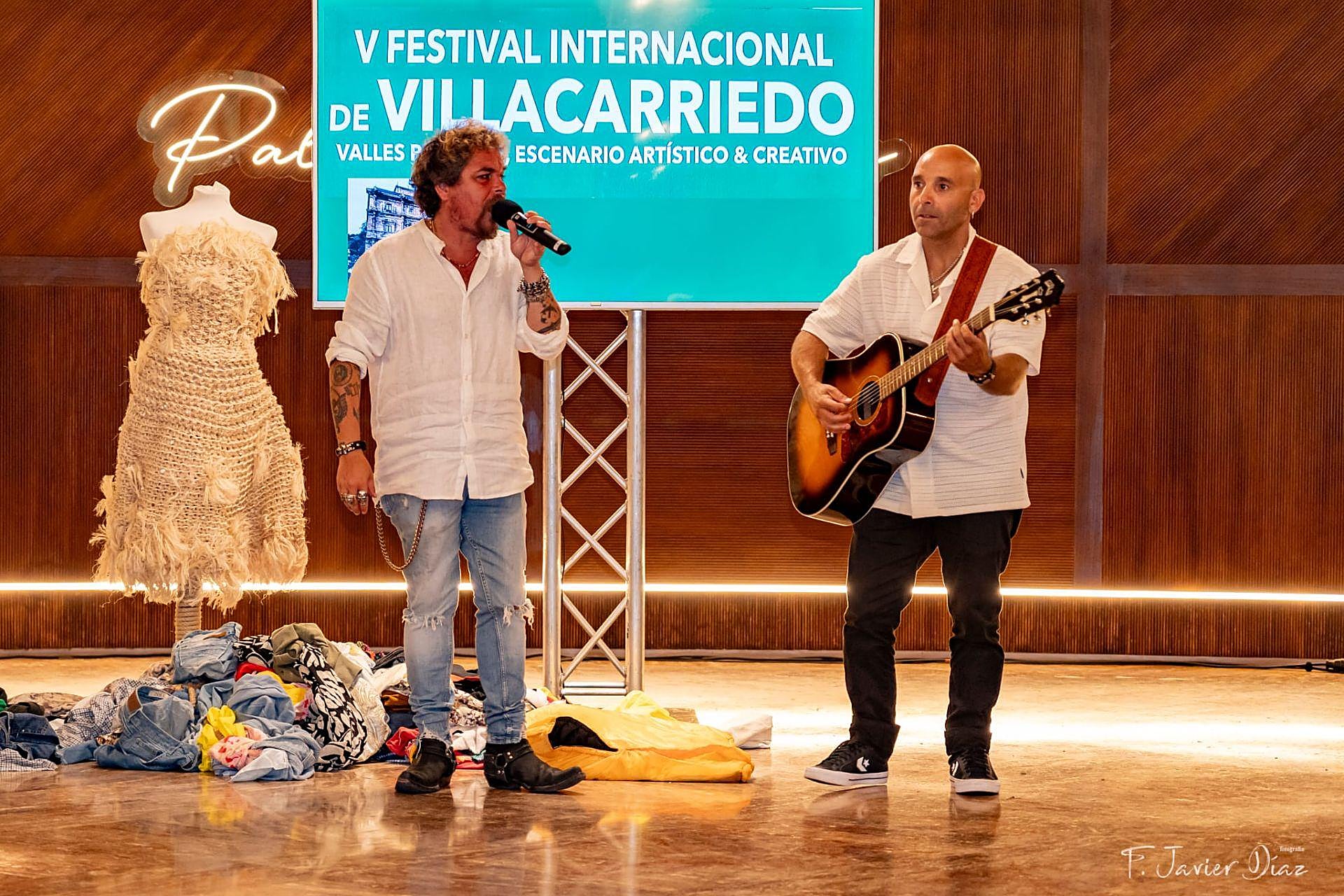 Actuación del cantante Jimmy Barnatán y el guitarrista Sergio González.