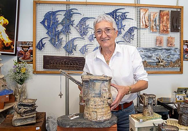 Amparo Godoy posa desde su puesto en la Feria de Artesanía de Santander.