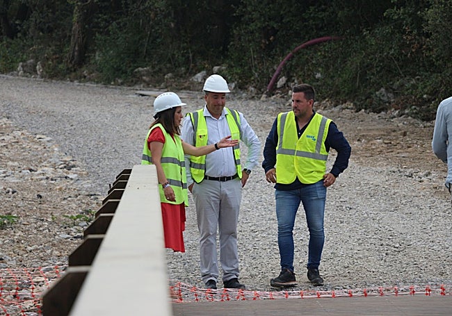 La alcaldesa de Bezana, junto a responsables municipales y de la obra, supervisando los trabajos.