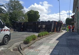 Un camión cargado de bloques de cemento tuvo un accidente hace unas semanas, dañando una casa y un muro.