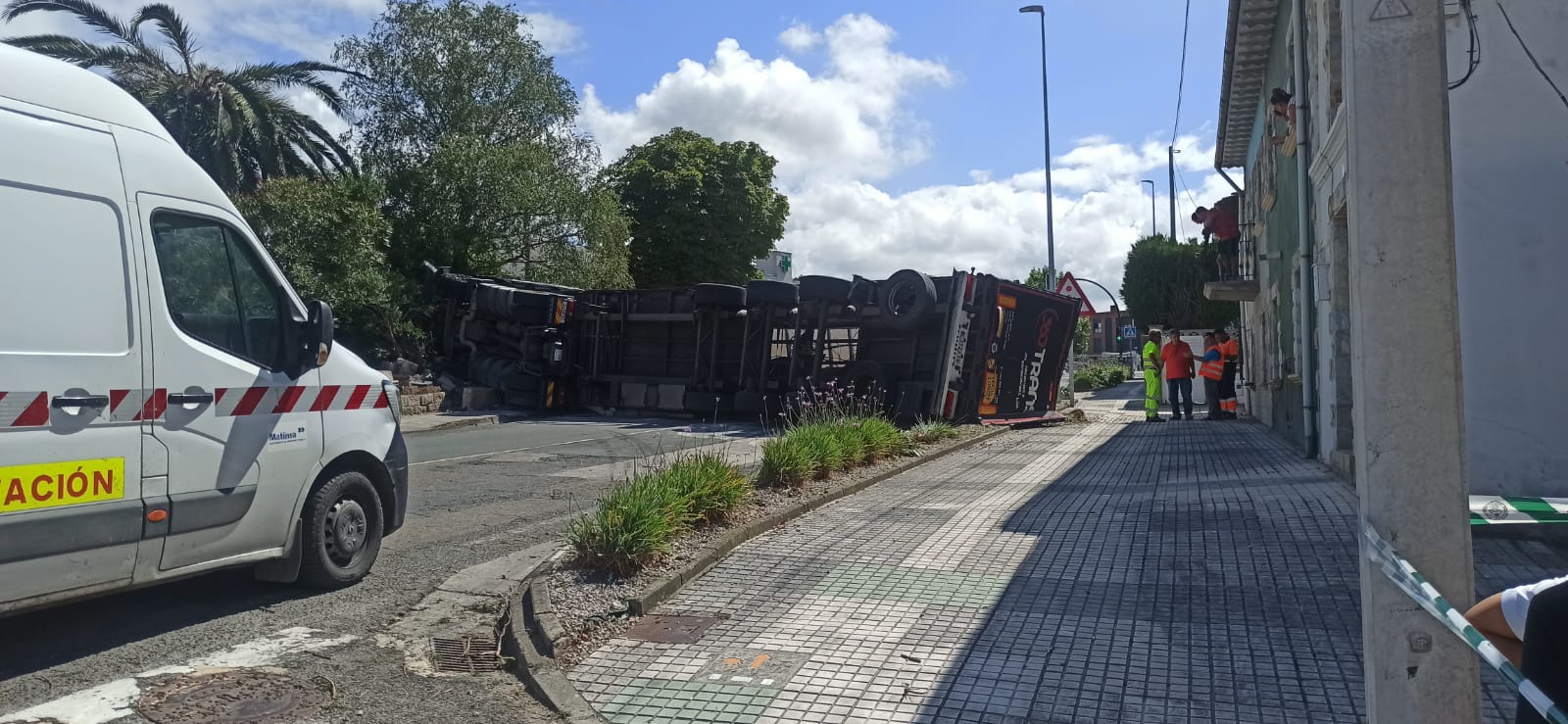 Un camión cargado de bloques de cemento tuvo un accidente hace unas semanas, dañando una casa y un muro.