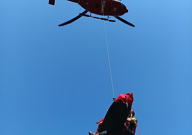 El equipo del helicóptero regional rescata al herido.