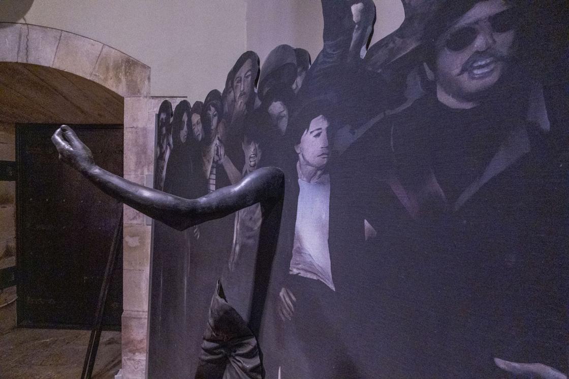 Muchas de las obras tienen un marcado carácter experimental, como es el caso del cuadro 'Los contestatarios' (1971), de Rafael Canogar.