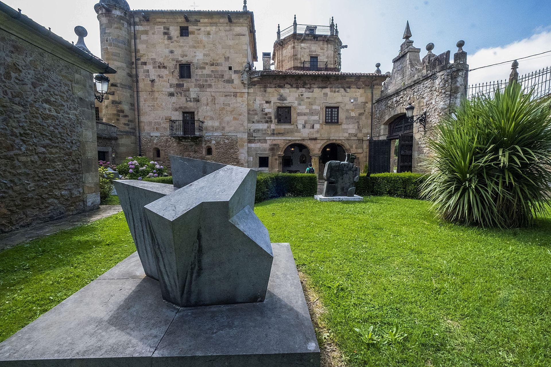 Escultura 'Homenaje a Juan de la Cosa' (1973), del reconocido artista Jorge Oteiza.