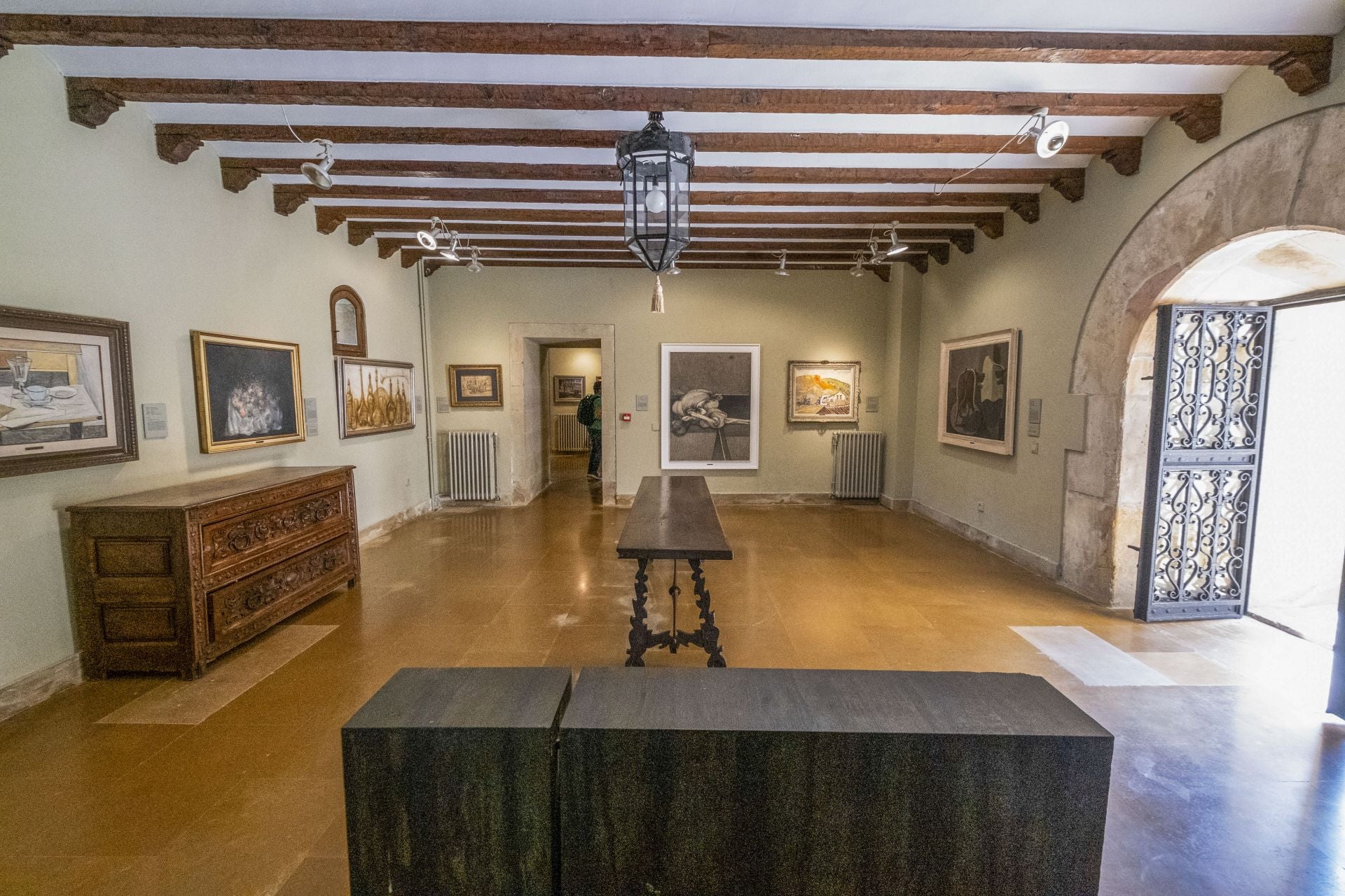 La visita permite conocer no solo la colección del Museo de Arte Contemporáneo, sino el interior del palacio cántabro, declarado Bien de Interés Cultural.