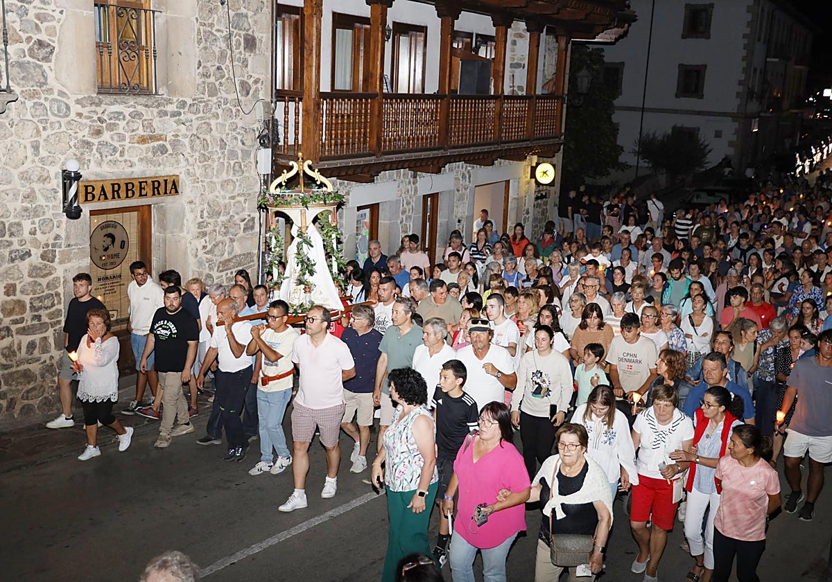 Cientos de personas acompañaron el paso de la procesión nocturna por la villa de Potes