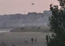 Llegada del helicóptero a la playa de El Puntal.