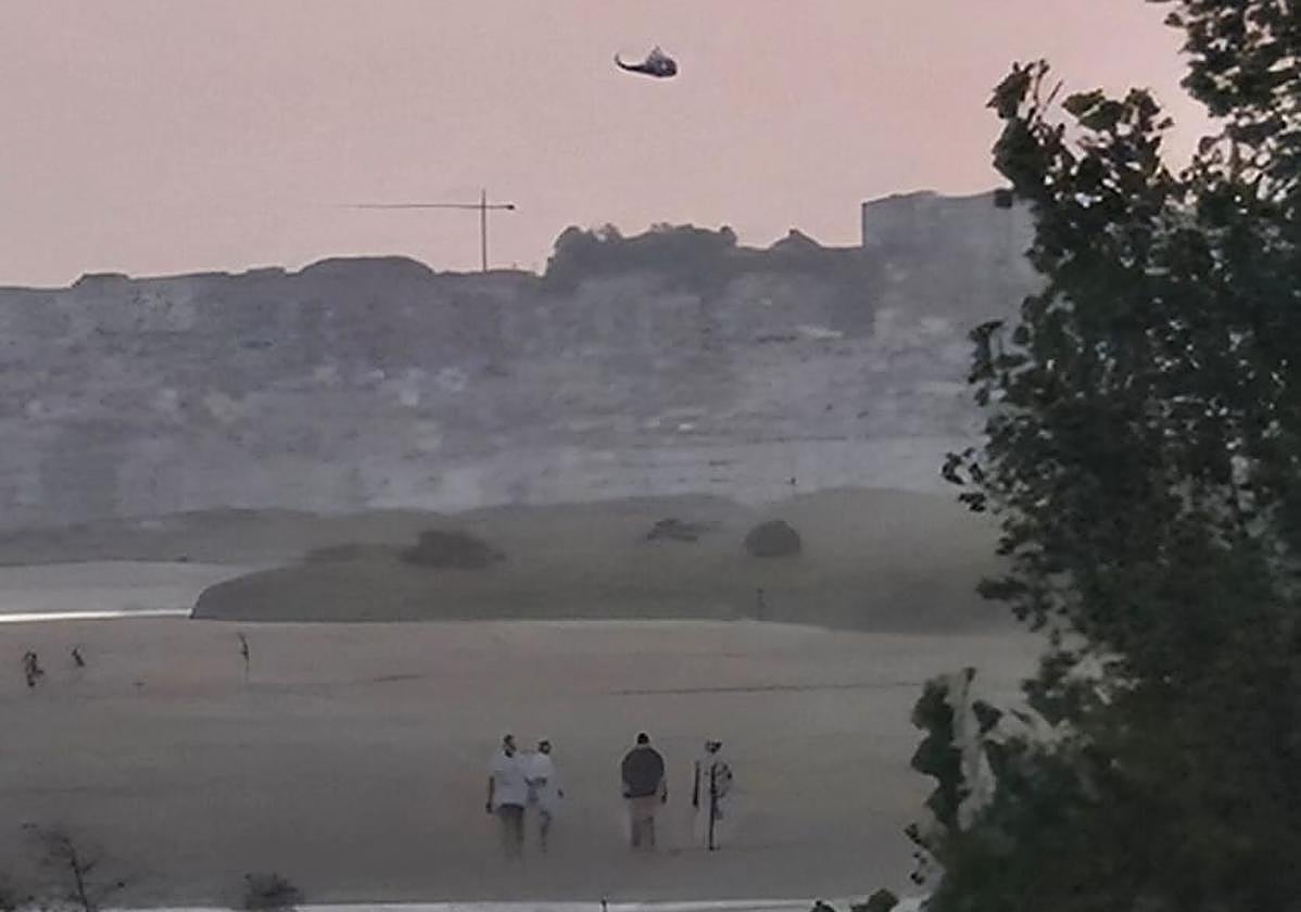 Llegada del helicóptero a la playa de El Puntal.