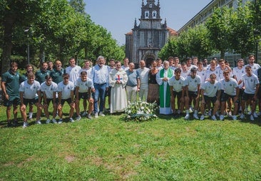 La plantilla del Racing cumplió con la tradición de la ofrenda floral a la Bien Aparecida.