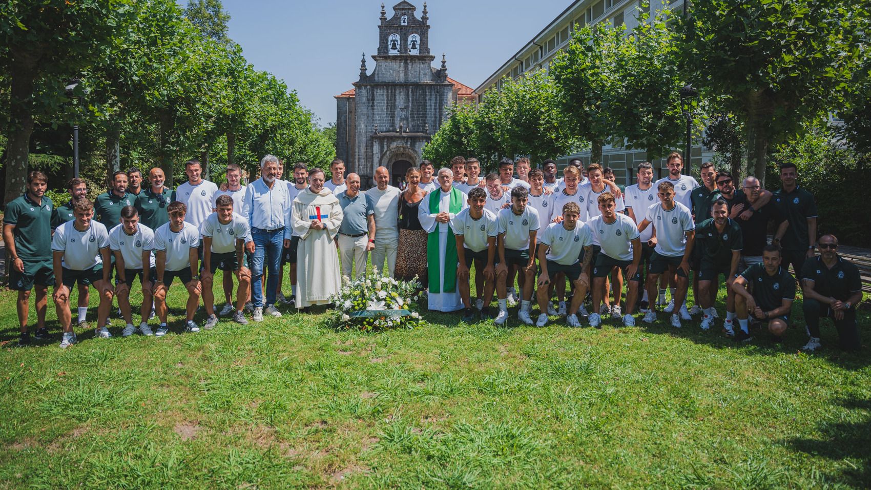 La plantilla del Racing cumplió con la tradición de la ofrenda floral a la Bien Aparecida.