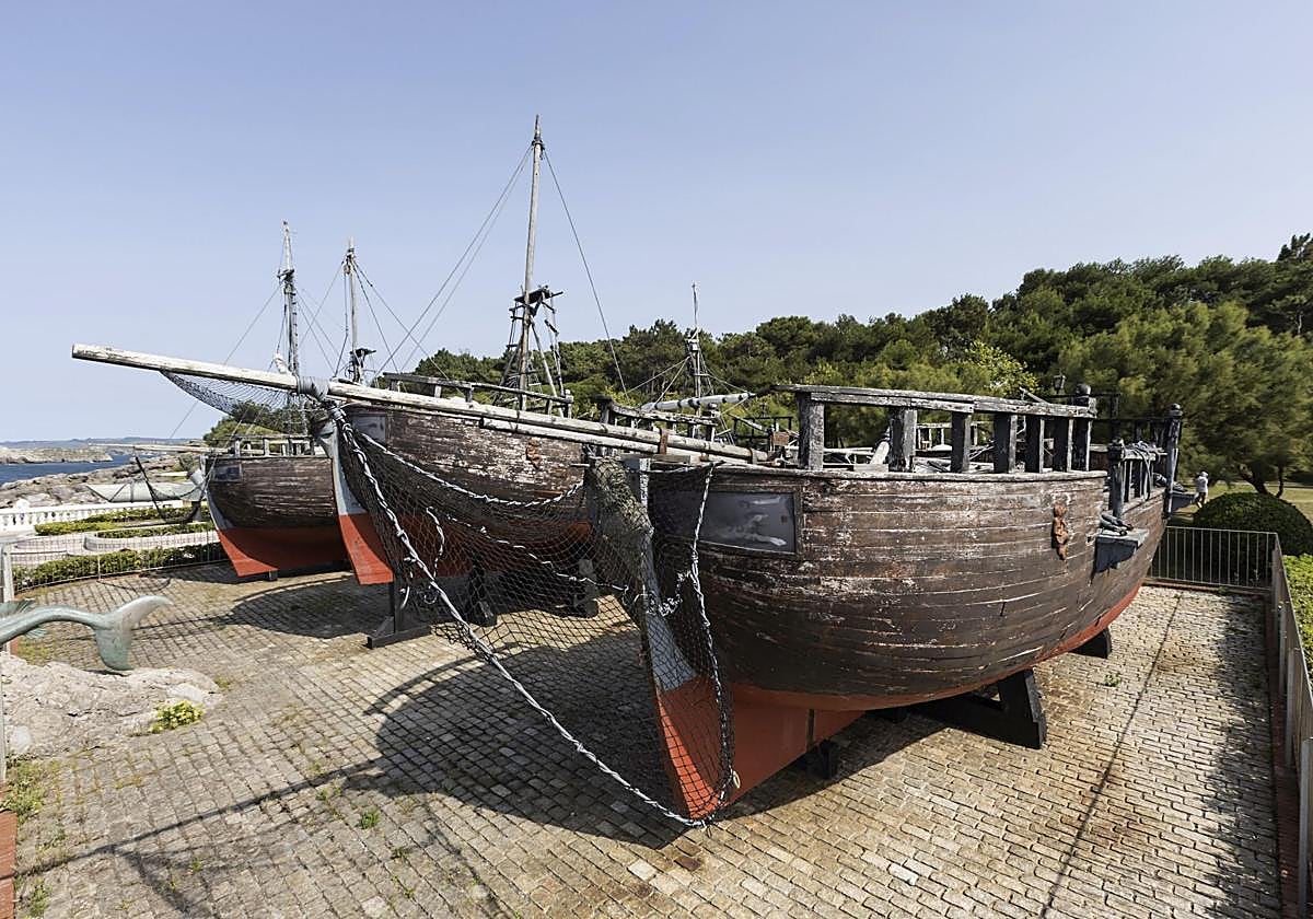 Los galeones de Vital Alsar están muy deteriorados por el paso del tiempo y la falta de mantenimiento.