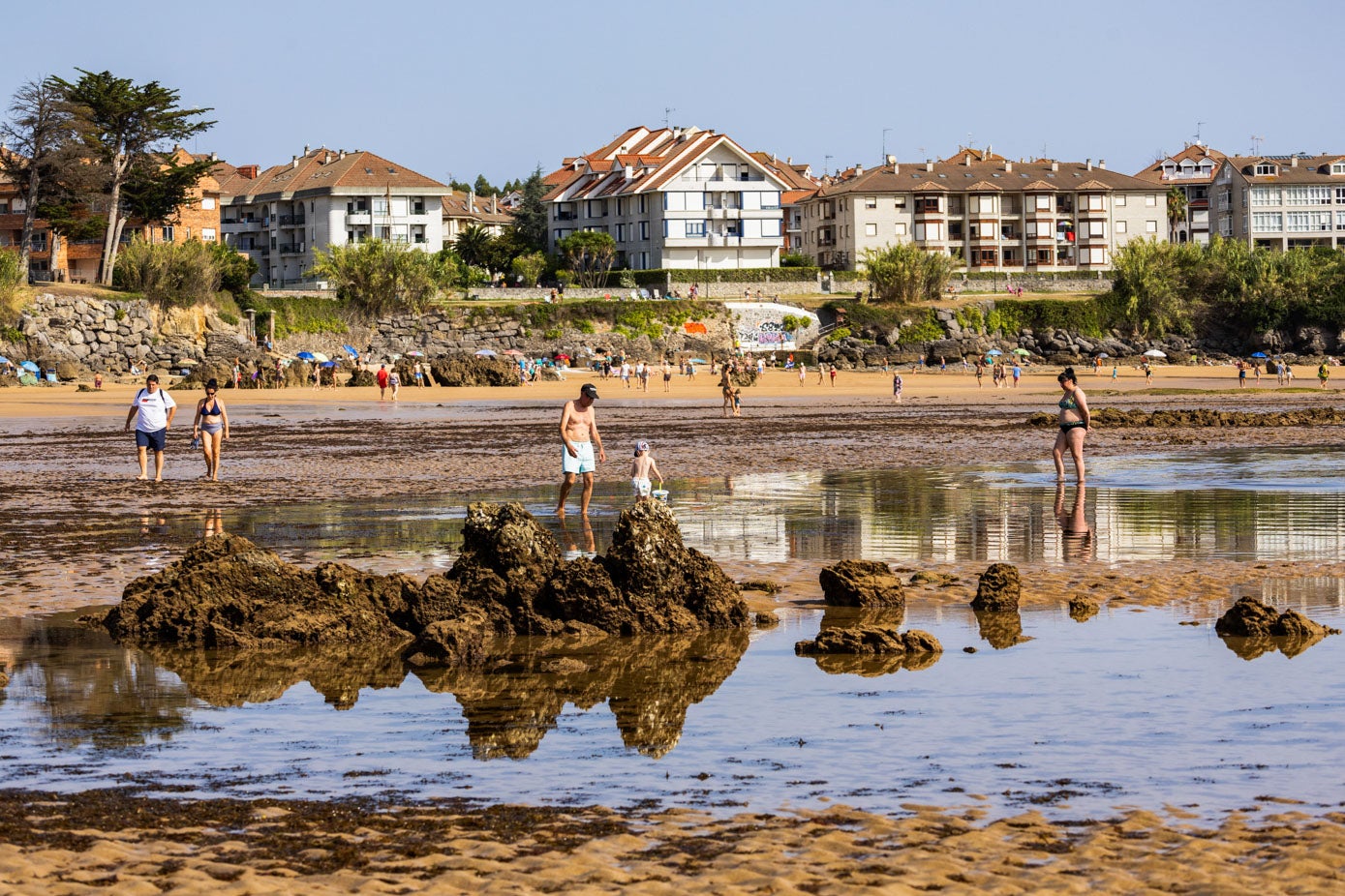 En algunas zonas del agua no hay restos de algas y algunos aprovechan a bañarse.