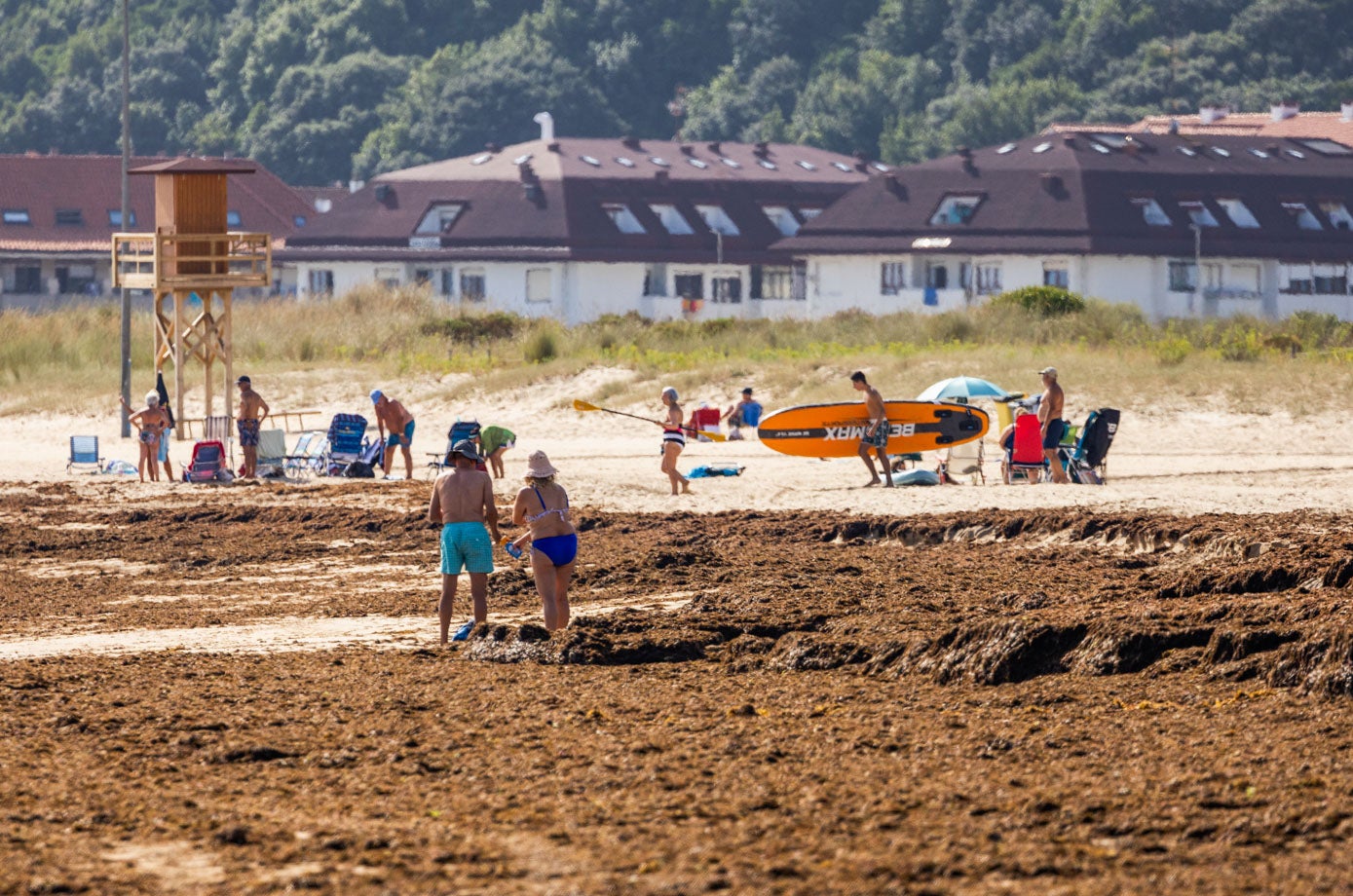 Algunos aprovechan los huecos de arena para poner ahí sus pertenencias.