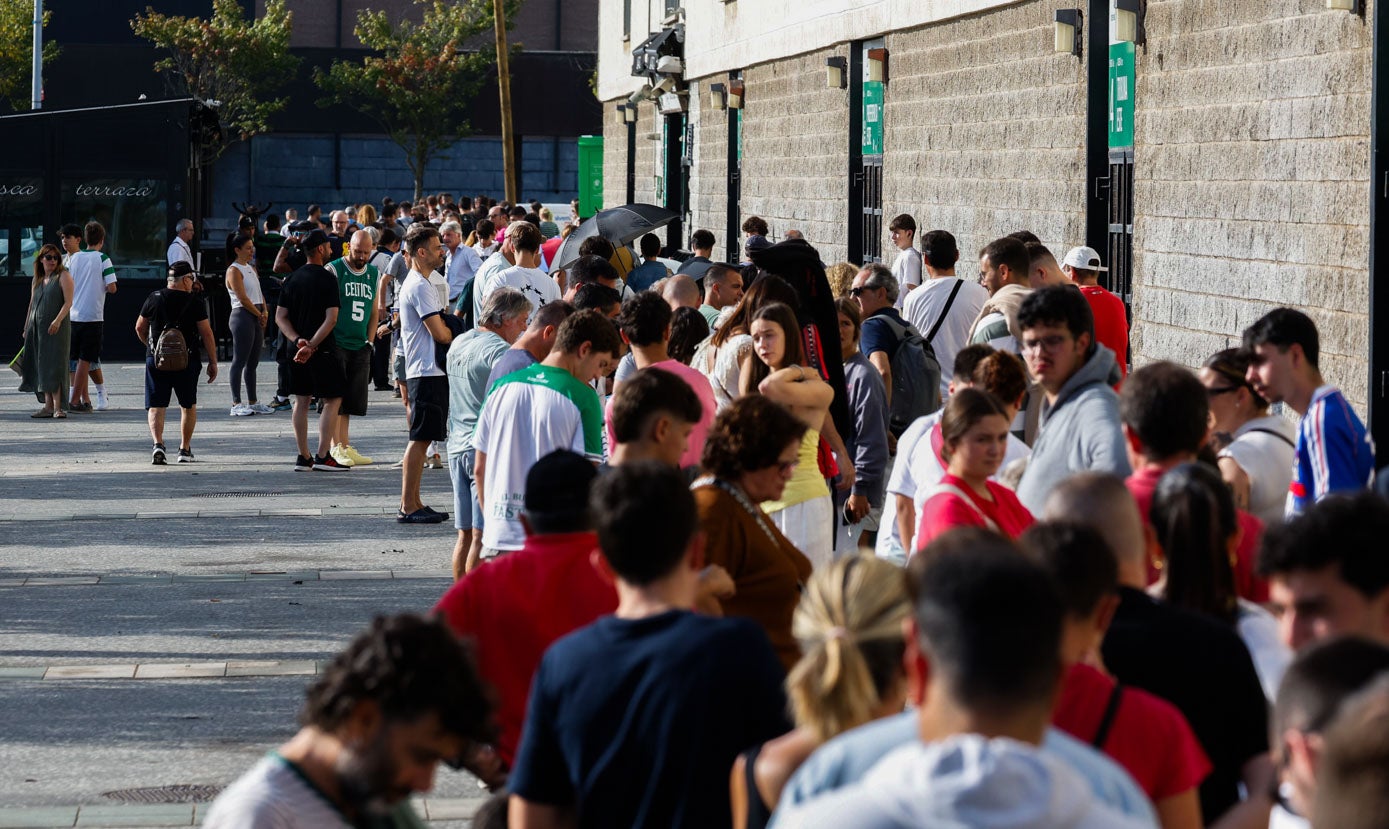 Muchos aficionados aguardan la apertura de las taquillas, a las diez de la mañana.