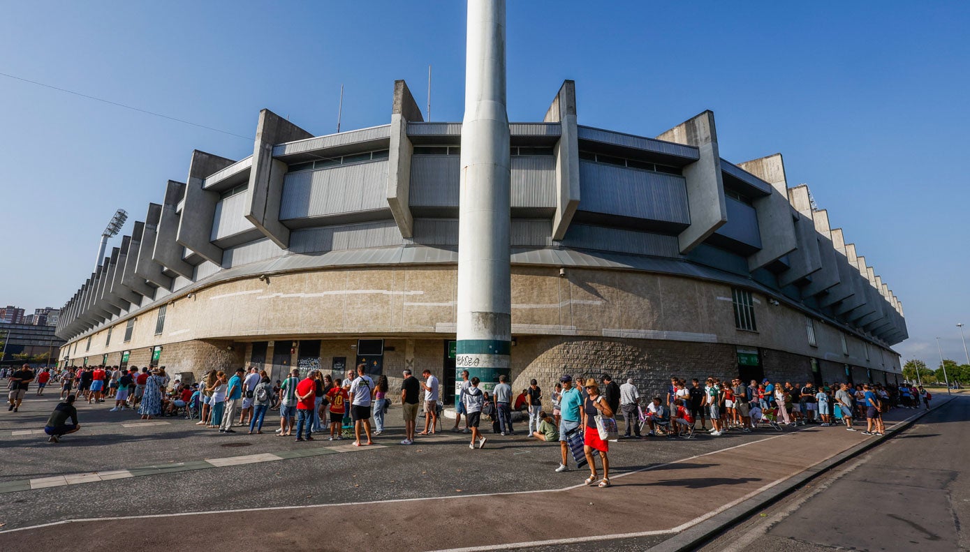 La cola ya daba casi la vuelta al estadio poco antes de la apertura de las taquillas.
