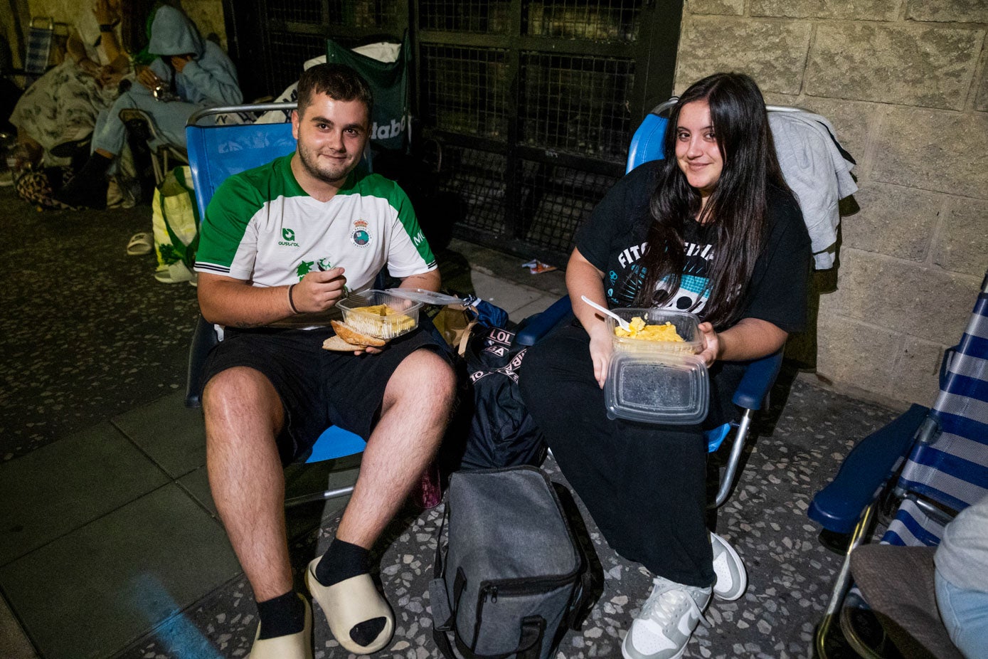 La noche se prestó a reponer fuerzas varias veces. Una pareja se dispone a comer algo.