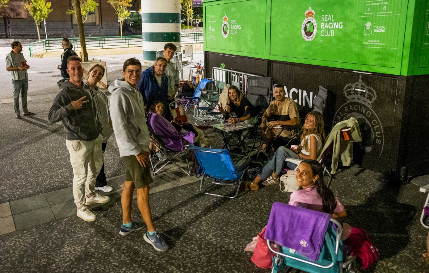 Los primeros de la fila. Los más afortunados y los que se garantizaron conseguir un carné de abonado.