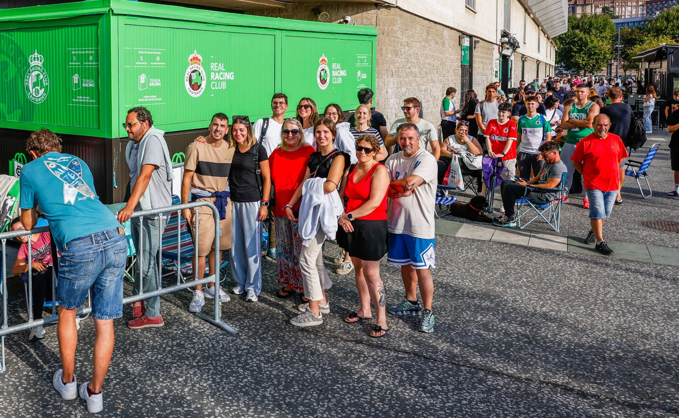 Los primeros aficionados de una larga cola ya a primera hora de la mañana.