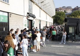 Muchos aficionados han pasado la noche en la cola.