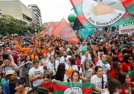 Las peñas se apoderaron de las calles de Torrelavega, desde el comienzo del desfile hasta el pregón