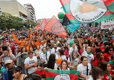 Las peñas se apoderan de Torrelavega