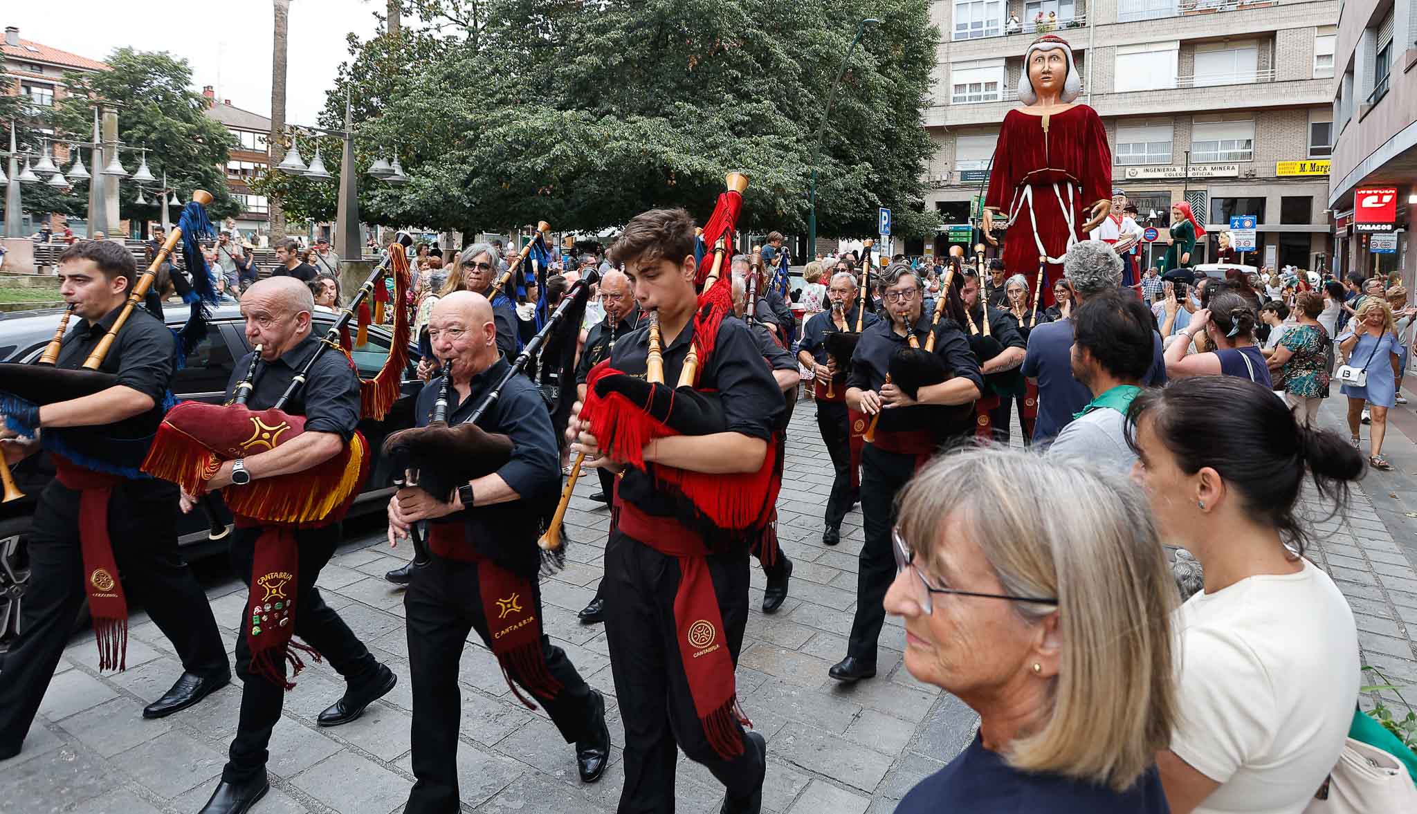 El desfile de peñas de Torrelavega no deja a nadie indiferente