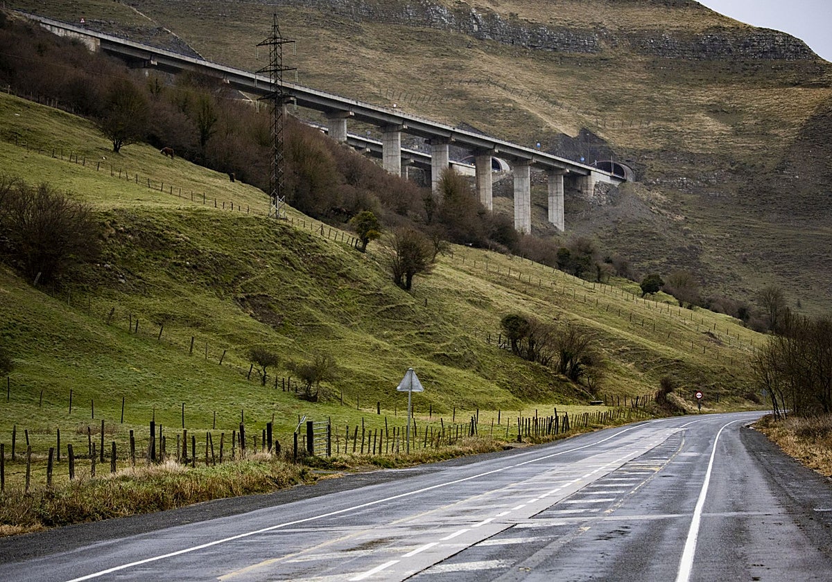 Las obras que se realizan en el viaducto de La Hía en la autovía A-67 obligan a desviar el tráfico por la carretera nacional 611.