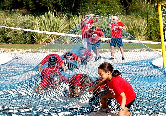 Una de las pruebas era pasar por dentro de una red.