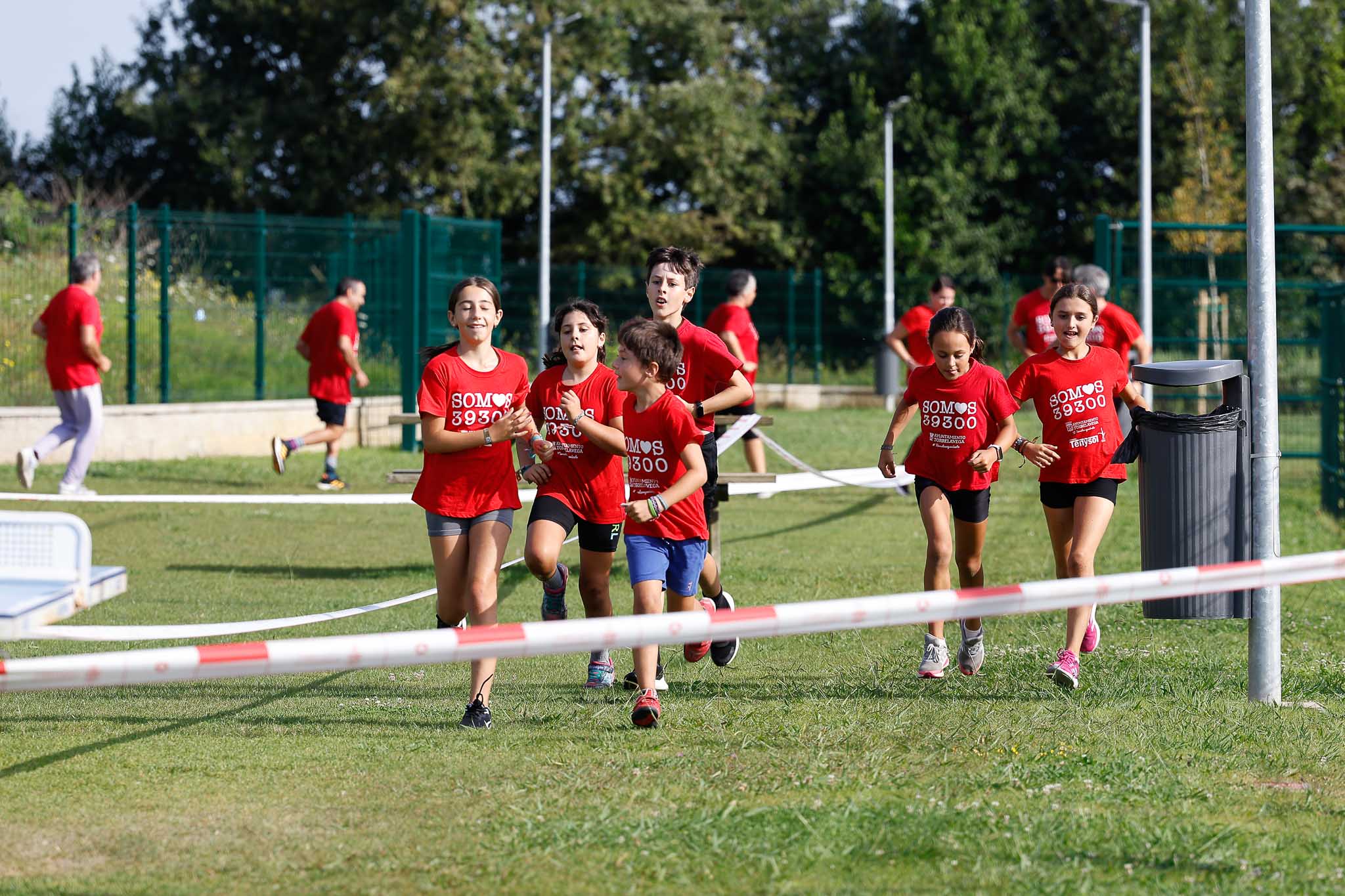 Jóvenes corren en equipo durante esta mañana. 