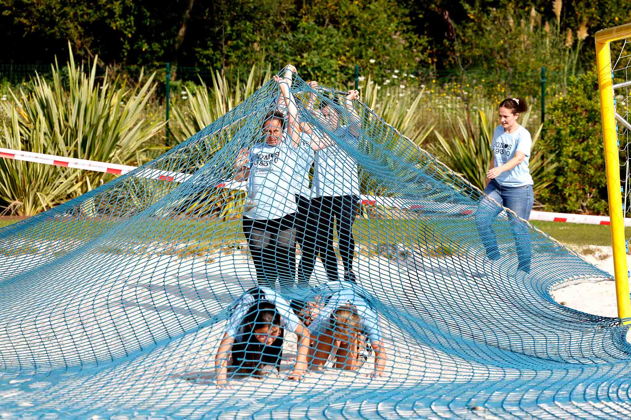 Las peñas trabajaron en equipo para sortear todos los obstáculos. 