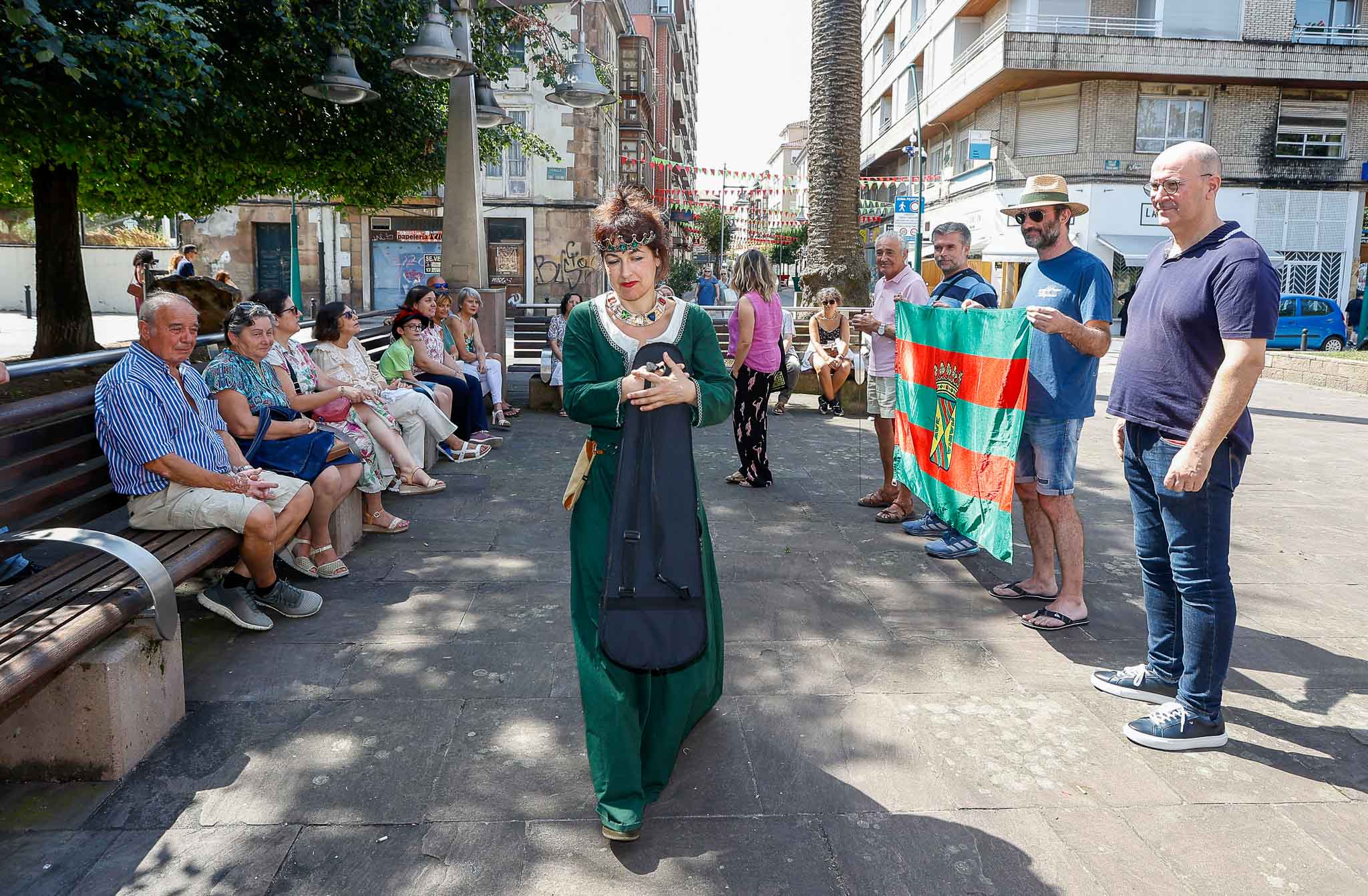 Leonor de la Vega explica la historia de la bandera de Torrelavega frente a la Iglesia de Nuestra Señora de la Asunción.