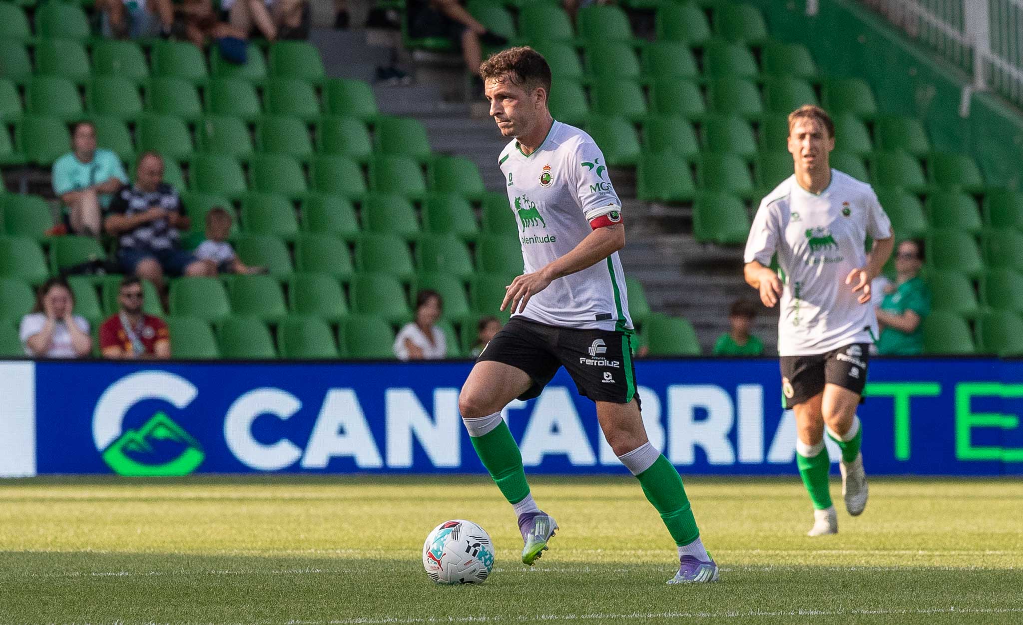 Íñigo Vicente controla la pelota en el duelo ante los italianos en los Campos de Sport.