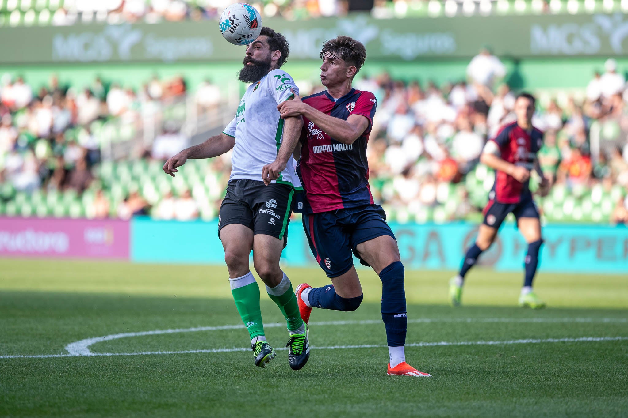 Villalibre intenta controlar el balón con la cabeza ante un rival.
