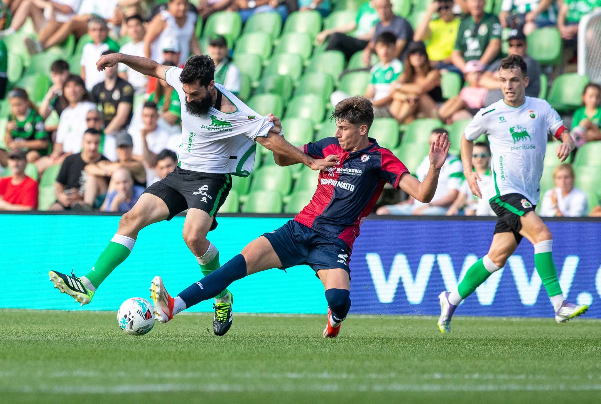 El nuevo delantero del Racing pelea por la pelota. 