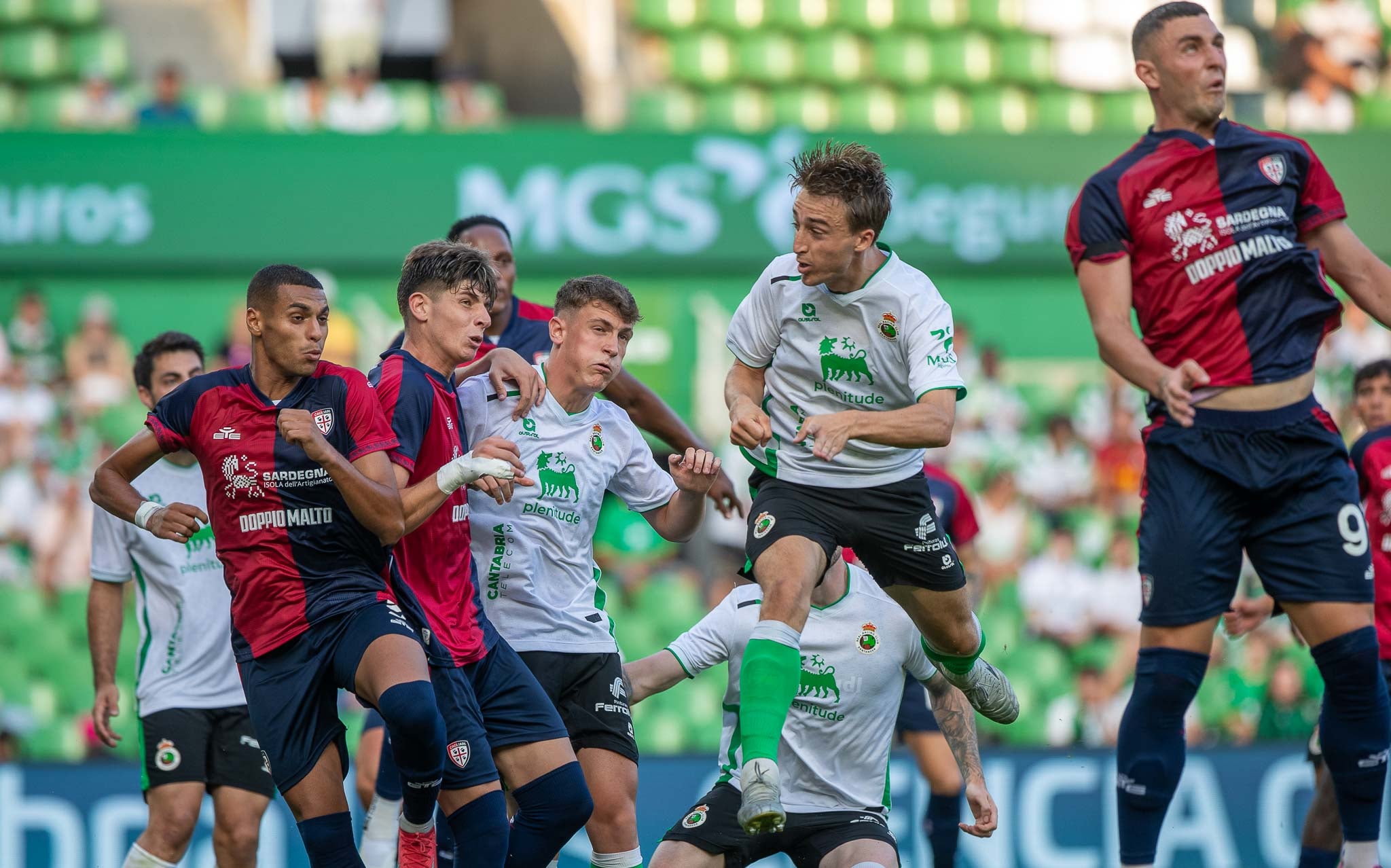 Javi Castro salta para cabecear el balón.