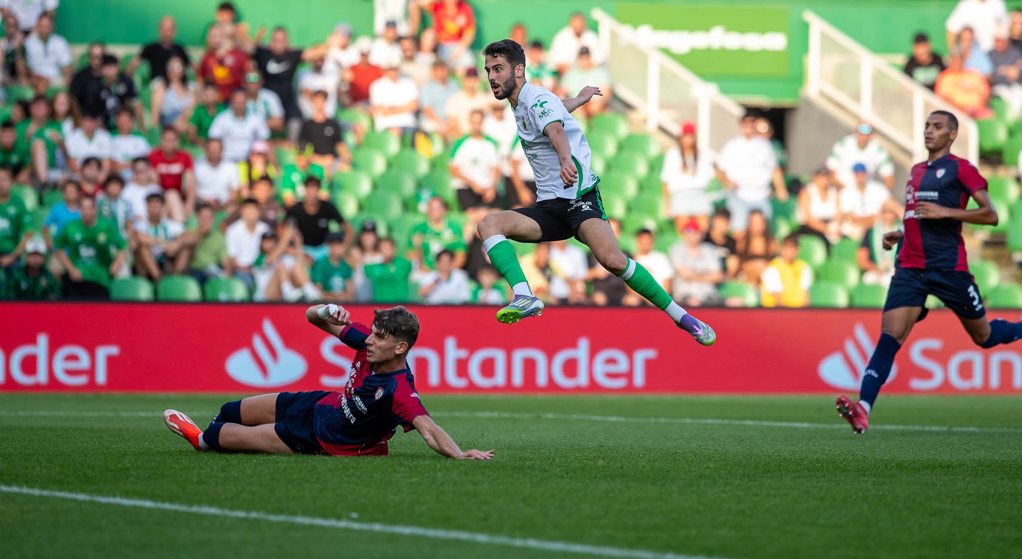 Andrés Martín sigue con la mirada la pelota, en lo que sería el gol racinguista en el partido.