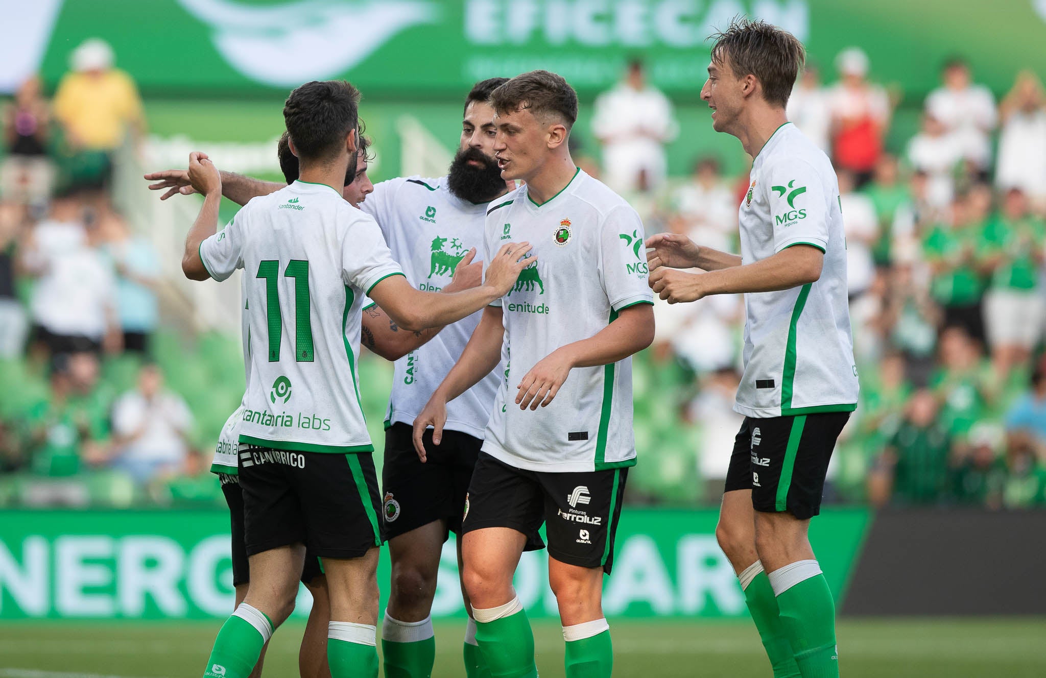 Los jugadores del Racing celebran el gol ante el Cagliari.