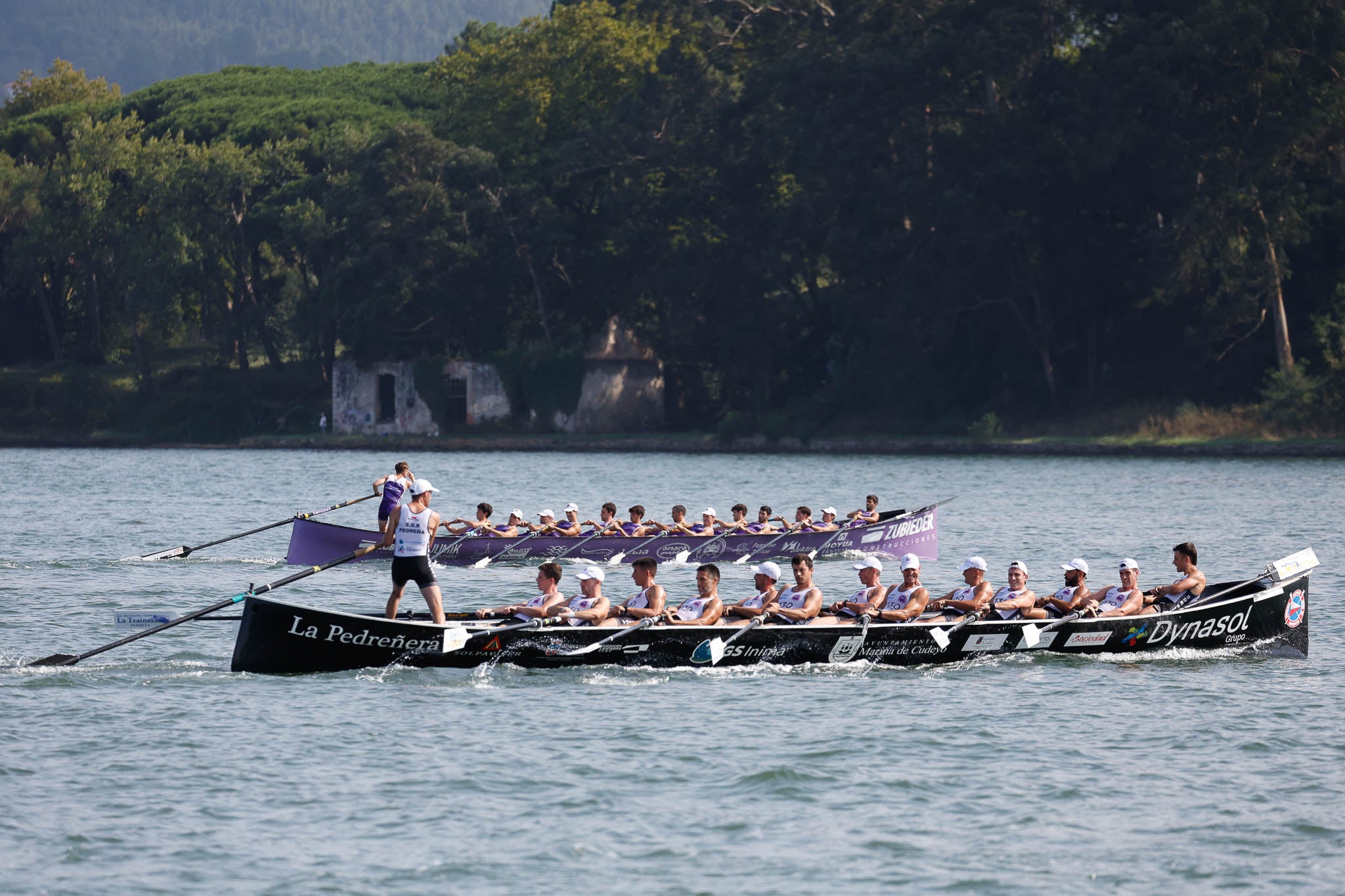 Pedreña, a la par que San Pedro en la regata.