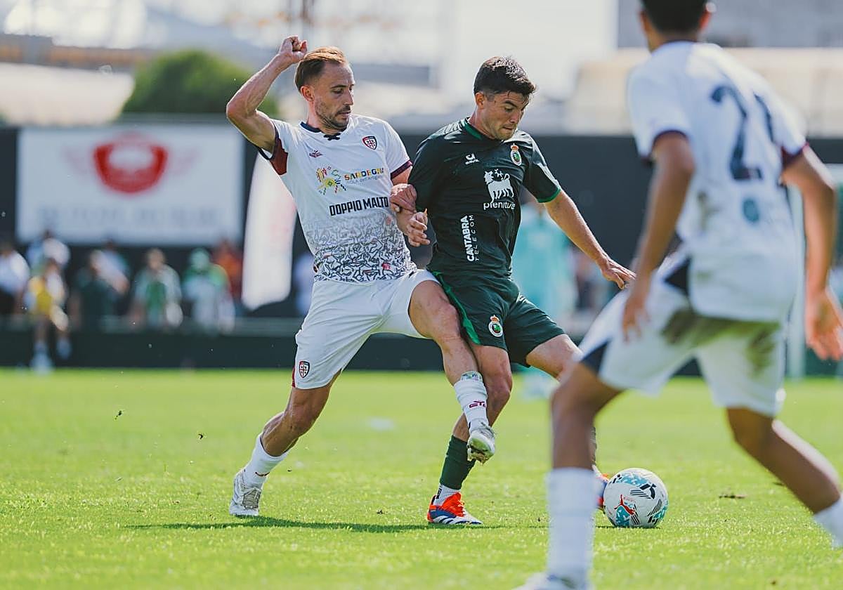 Aldasoro protege el balón en un lance de la primera parte.