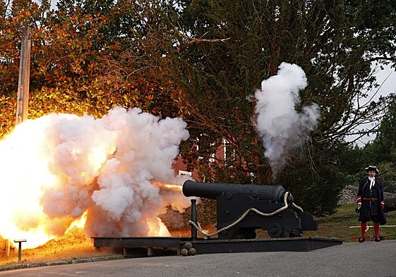 Momento del 'Cañonazo' junto al Museo, punto álgido de la jornada en La Cavada.